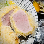 とんかつ よしだ - 更にきめ細やかな肉質のヒレは更にジューシー。塩&生ワサビもバッチリ合う。低温揚げでも衣がサクサクに仕上がっているのは凄い。