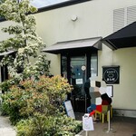 とんかつ よしだ - オープン前11:08到着、先客1名で後ろに3名待ち。11:30オープンでカウンターに着席。店内は木材を活かした内装で落ち着いて美味いトンカツをゆっくり集中して味わえる。