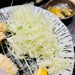 とんかつ よしだ - ロースとヒレを半分ずつ食べたところでキャベツと雑穀米をお代わり