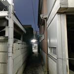 新井屋 - 店へと続く路地
