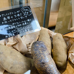 まちの駅八王子 CHITOSEYA - シャドークイーンというじゃがいも(⊙ꇴ⊙)
さつまいもじゃないのに、ほんのりと甘いです。
眼精疲労に効くアントシアニンが豊富だそう(๑✪ω✪๑)
土を洗うと、真ん中のようなじゃがいもになるそうです。