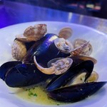 Chardonnay steamed clams and moules