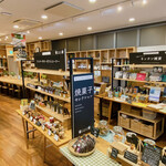 まちの駅八王子 CHITOSEYA - 毎日マルシェ。
八王子で採れた新鮮な野菜や地卵、加工品、
ドライフルーツやナッツのほかに、
いろんな雑貨も販売していますね。
めちゃんこ楽しいです！