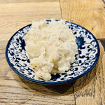 Sumiyaki Shodai Hazeru - 食べログクーポンの小鉢サービスでポテサラを選択。爽やかな風味があり業務用のポテサラにちょっとハーブ足してんのかな？コレなら明太子にしとくべきやった。
