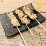 Sumiyaki Shodai Hazeru - だれやめセットの焼き鳥、脂乗りまくりのジューシーで塩は強めに効いてる。皮はしっかり弾力がある。