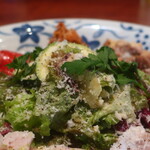 料理とワインと、コンジーリョ - ズッキーニとグリーンサラダ