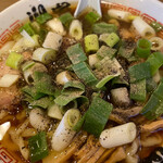 ら～めん山家 - 手揉み麺のしょうゆ、ネギ増しです。好みでコショウ結構かけます！