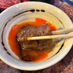 大衆肉料理 大幸 - カルビを卵にくぐらせて