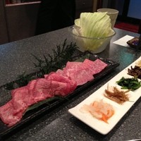 黒毛和牛焼肉 肉處 きっしゃん 西中島総本店 - ナムルとオススメされた肉