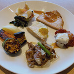 Primrose - 野菜の鉄板焼き、白身魚の蜂蜜醤油風味、ローストポーク、ローストチキン、チキン南蛮、ラムジンギスカン