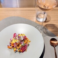TROIS VISAGES - お料理に合わせて1杯と選んでいただいたワインは桜色のロゼワイン。すっきりして特にサラダにぴったり合って大好きでした
