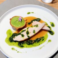 TROIS VISAGES - 千葉県美桜鶏ソテーに自家製ハーブのソース。お肉のお出しのソースとハーブナッツソースがしっとりチキンを引き立ててとても楽しめたと思います。