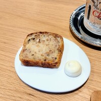 TROIS VISAGES - 自家製の十六穀米のパン。しっとりして気泡多めモチモチ食べ心地。混ぜ込まれた雑穀がプチプチ、たっぷり添えられたカルピスホイップバターたっぷりつけて楽しみました(*^^*)