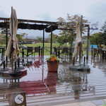 ドッグデプトプラスカフェ - テラス席（ゲリラ豪雨でした^^;）