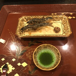 日本料理 樹 - 小ぶりな鮎は、泳いでいるよう(私が動かしてしまったので、配置変わってます ^_^; )