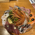 湘南バルはなたれ The Fish and Oysters - 魚魂カルパッチョ１４３０円。品数も多く豪華な盛り付けにテンションが上がります。質や扱いはバラツキを感じましたが、コスパ良く、楽しめました(^｡^)