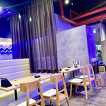 酒菜 ダイチ - カジュアルな店内
ブルーネオンが海の中っぽい～ε( ε ᐛ)э。゜