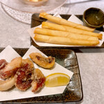 酒菜 ダイチ - 手前）淡路島産タコの唐揚げ   620円
奥）カマンベールチーズスティック 530円