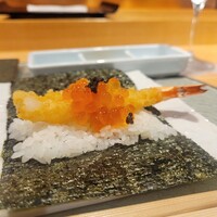 天冨良 麻布よこ田 新宿別邸 - 豪華な海老天いくらキャビアのせ手巻き