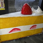SAKURA CAFE - 何故か巨大ショートケーキが・・・