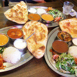 サールナート - チキン、マトン、エッグ＆ベジ、バタークリーム、本日のカレー(ナス、キャベツ、ひき肉のスパイス炒め)と全種類味見