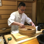 らん亭～ 美日庵 - 天のつぶに赤酢を入れシャリを切る五十嵐大将