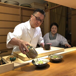 らん亭～ 美日庵 - うねめ牛に会津坂下町産鶏卵の卵白をかける五十嵐大将