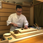 らん亭～ 美日庵 - 鉄火巻きを切る五十嵐大将