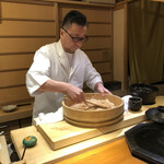 らん亭～ 美日庵 - 天のつぶに赤酢を入れシャリを切る五十嵐大将