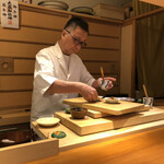 らん亭～ 美日庵 - アナゴを調理する五十嵐大将