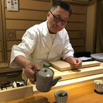 らん亭～ 美日庵 - 出汁茶漬けの出汁を注ぐ五十嵐大将