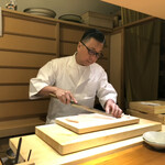 らん亭～ 美日庵 - 京都府舞鶴市産虎河豚を調理する五十嵐大将