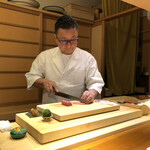 らん亭～ 美日庵 - お寿司のネタを調理する五十嵐大将