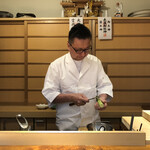 らん亭～ 美日庵 - わさびを調理する五十嵐大将