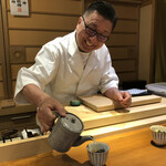 らん亭～ 美日庵 - 出汁茶漬けの出汁を注ぐ五十嵐大将