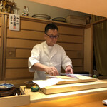 らん亭～ 美日庵 - お寿司のネタを調理する五十嵐大将