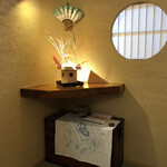 らん亭～ 美日庵 - 玄関:水無月限定　茅の輪・茅飾りで表現した三角形の氷