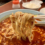 元祖ニュータンタンメン本舗 - 「タンタンメンメチャ辛」の麺リフトアップ…