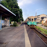 鮨 紺乃 - 単線の駅舎、とても長閑です。