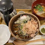 こめらく 海鮮茶漬けとおむすびと。 - 鶏肉と野菜のけんちん汁とごまサバとアジのたたきご飯