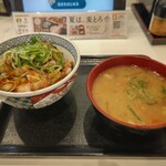 吉野家 - 焦がしねぎ焼き鳥丼と豚汁