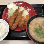 Katsuya - 海老・ロースカツ定食　935円　豚汁大に変更＋40円