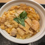 Nakau - 親子丼。450円なり
                        ちゃんとミツバも乗ってて好印象(ﾟдﾟ)ｳﾏｰ