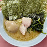 Iekei Ra-Men Numaduya - 「ラーメン(790円)+味玉子(100円)+のり(100円)」です