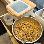 横浜ラーメン 相馬家 - 無料トッピングのチャーシュー端切れのマヨ豆板醤和えときゅうり古漬け