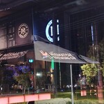 Mismatch Brewing Co - 窓越しの席から外をパチリ