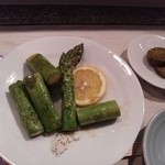 大平寿司 - アスパラバター焼き。右上は鮑キモバター