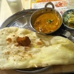 GURAS - チキンカレー辛口  ナン、ミニサラダ、ラッシー付き