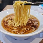 親鶏らぁ麺 いし川 - 親鶏らぁ麺普通盛りの麺リフト