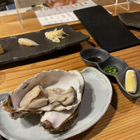秀徳 2号店 - 牡蠣は先端をポン酢で、お尻はレモンだけで。とおすすめされた。やはり濃厚な部分はそのままが旨い。